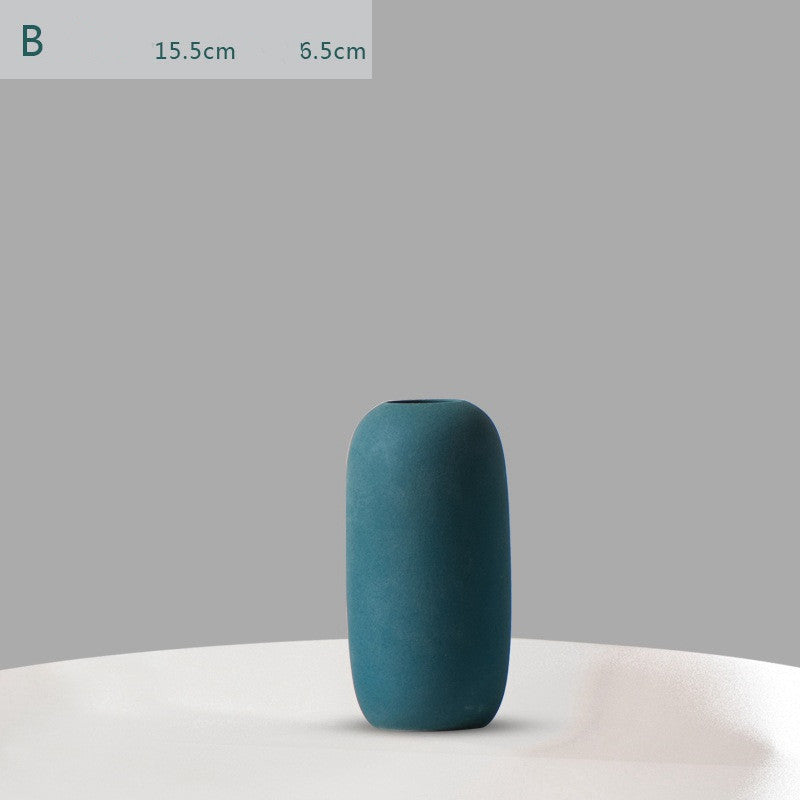 "Texture artisanale d'un vase en porcelaine noire, finition mate et irrégularités uniques"