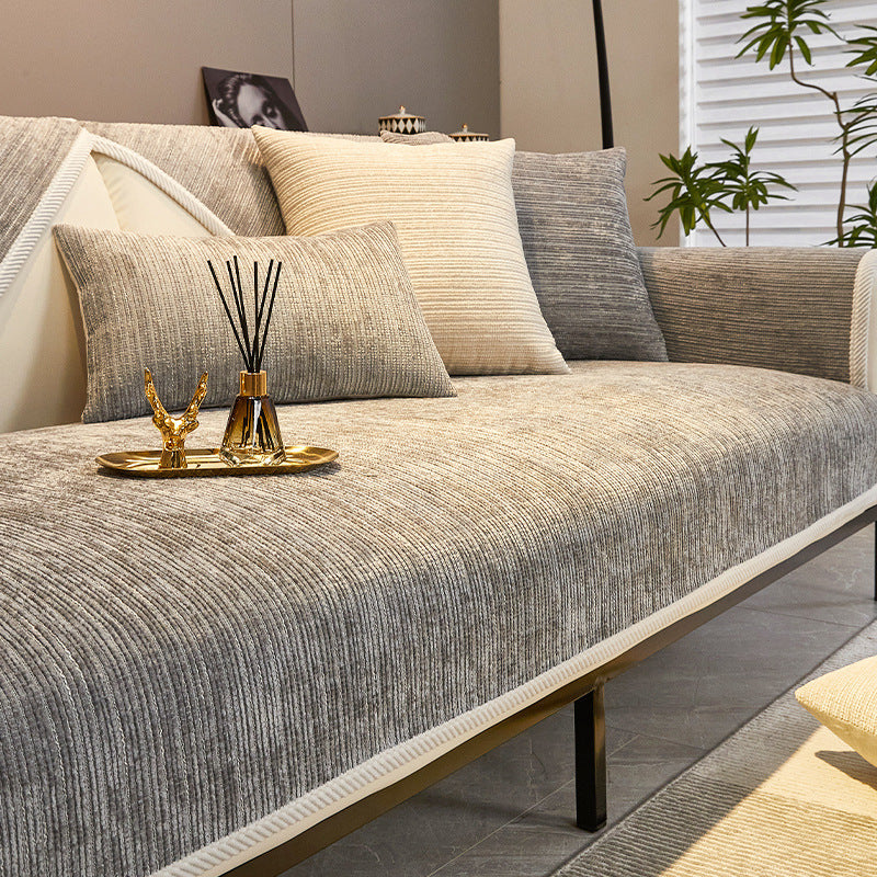 Housse de canapé moderne en chenille gris clair - taille 70x70cm sur un sofa blanc, style minimaliste