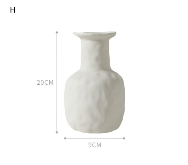 "Texture artisanale du vase en céramique, finition main légèrement irrégulière"