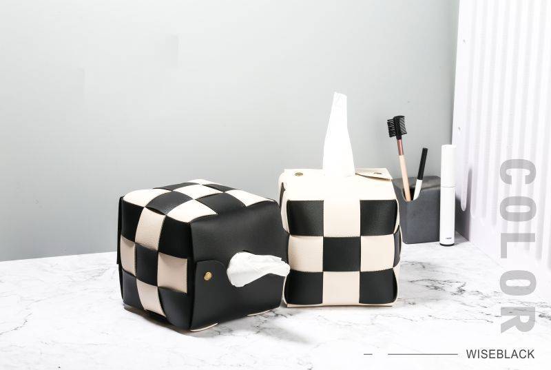 "Boîte à extraction noire sur un bureau moderne - rangement stylé pour papiers et stylos"