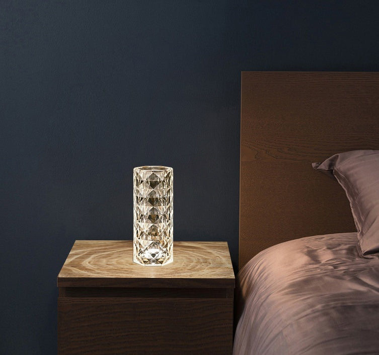 Lampe de table USB à cristal nordique en forme de diamant, avec fonction de toucher pour ajuster la luminosité et projection d'effet lumière en forme de rose. Idéale pour créer une ambiance romantique ou relaxante dans votre chambre ou espace de détente. Design élégant et moderne, alimentation USB pratique.