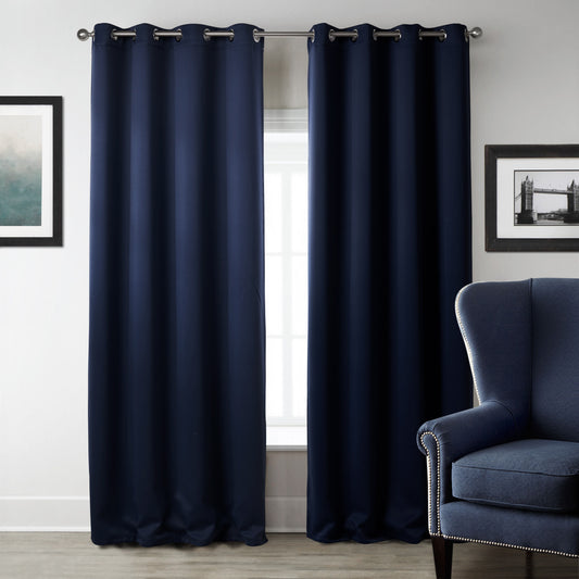 Rideau occultant imprimé bleu foncé, style moderne et épuré, suspendu à une tringle, dans une chambre élégamment décorée