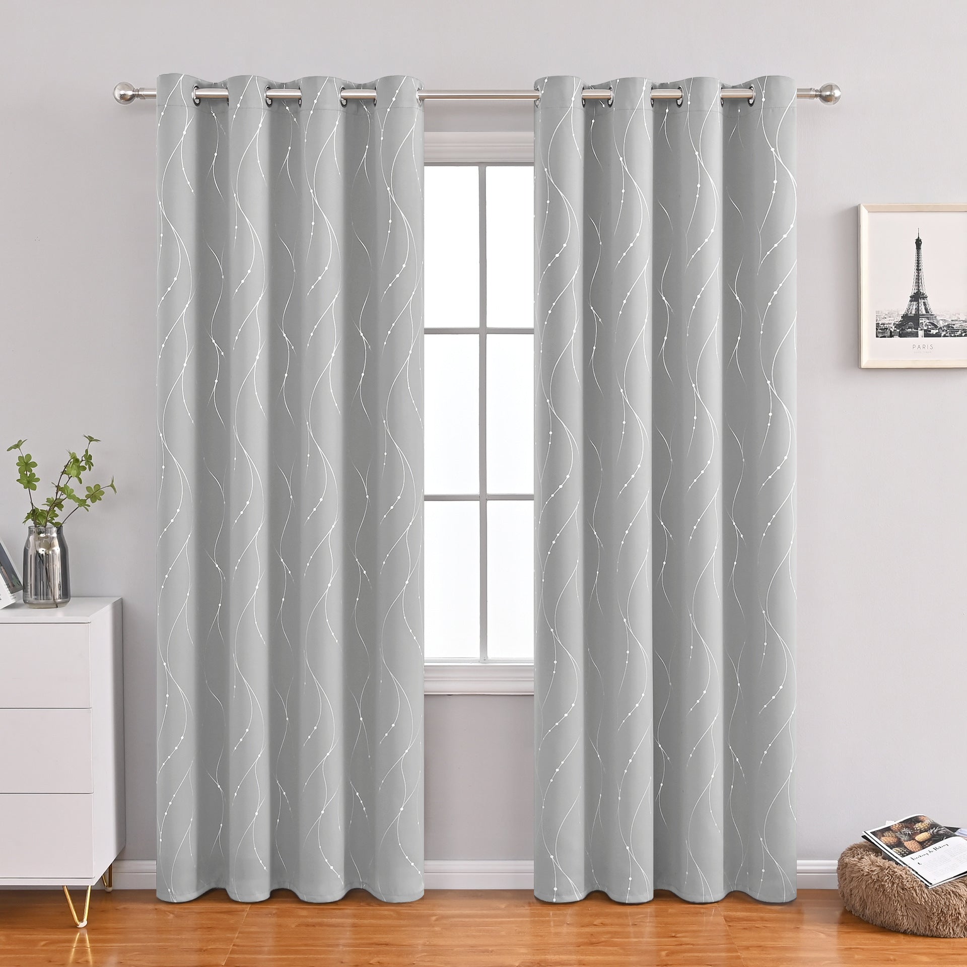 Rideau moderne et minimaliste en tissu, couleur gris foncé, avec œillets métalliques pour une installation facile sur une tringle