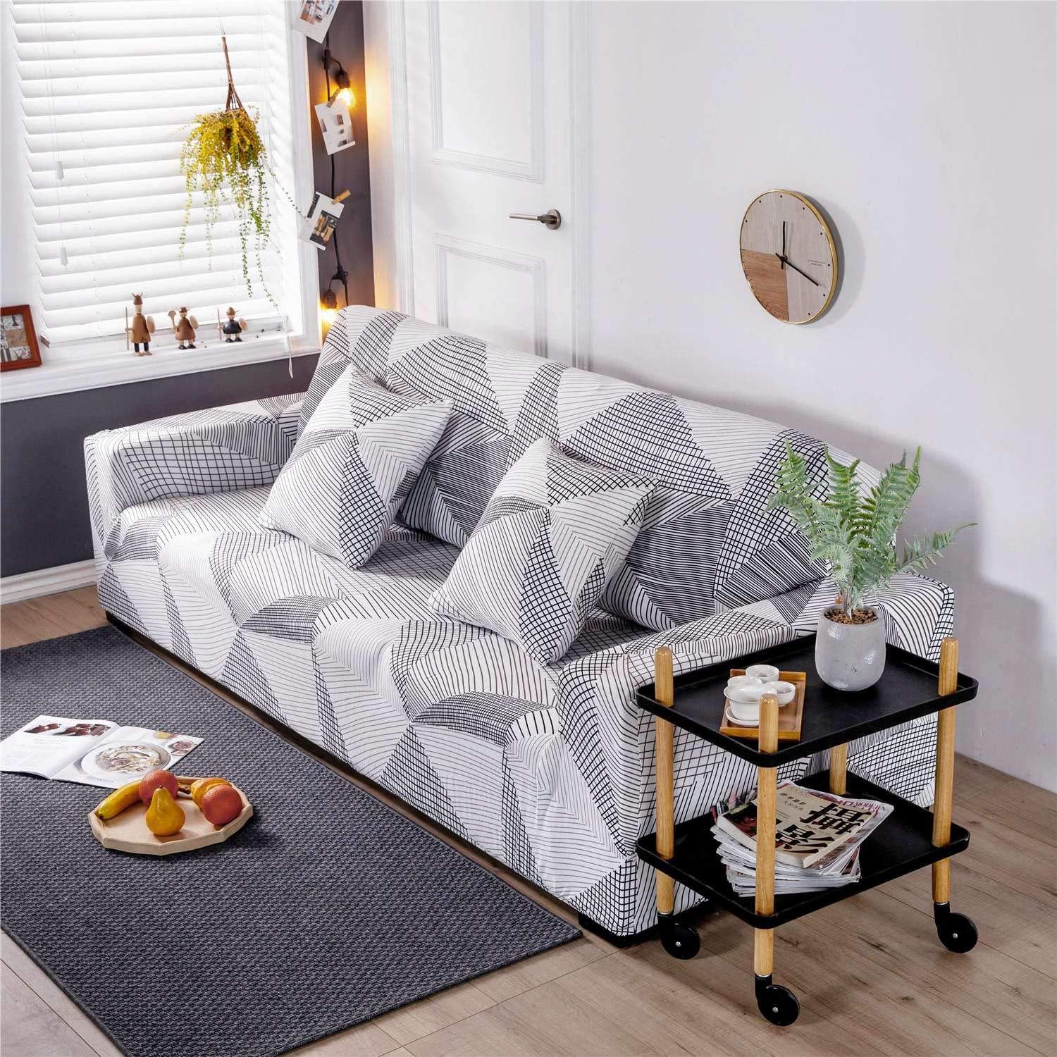 Housse de canapé dans un intérieur moderne, protégeant le mobilier des animaux et enfants