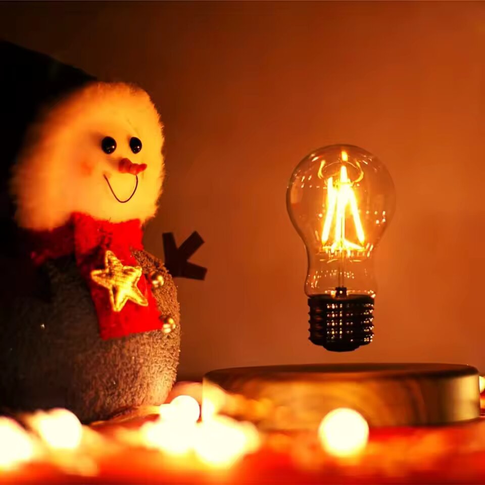 Lampe de nuit créative avec ampoule suspendue, corps en art métallique et base en bois dans un décor de chambre moderne