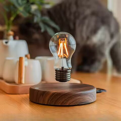 Lampe de nuit créative avec ampoule suspendue, corps en art métallique et base en bois dans un décor de chambre moderne