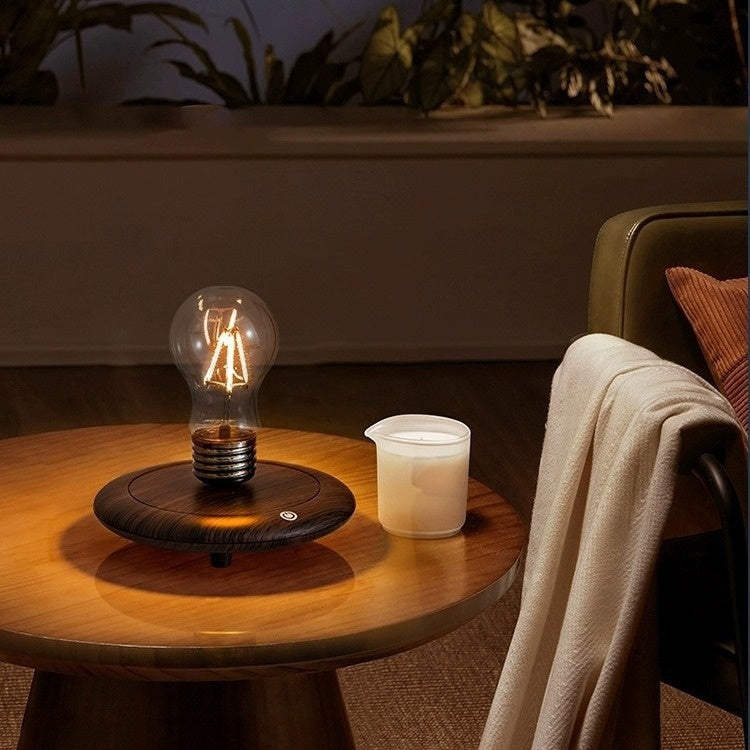 Lampe de nuit créative avec ampoule suspendue, corps en art métallique et base en bois dans un décor de chambre moderne